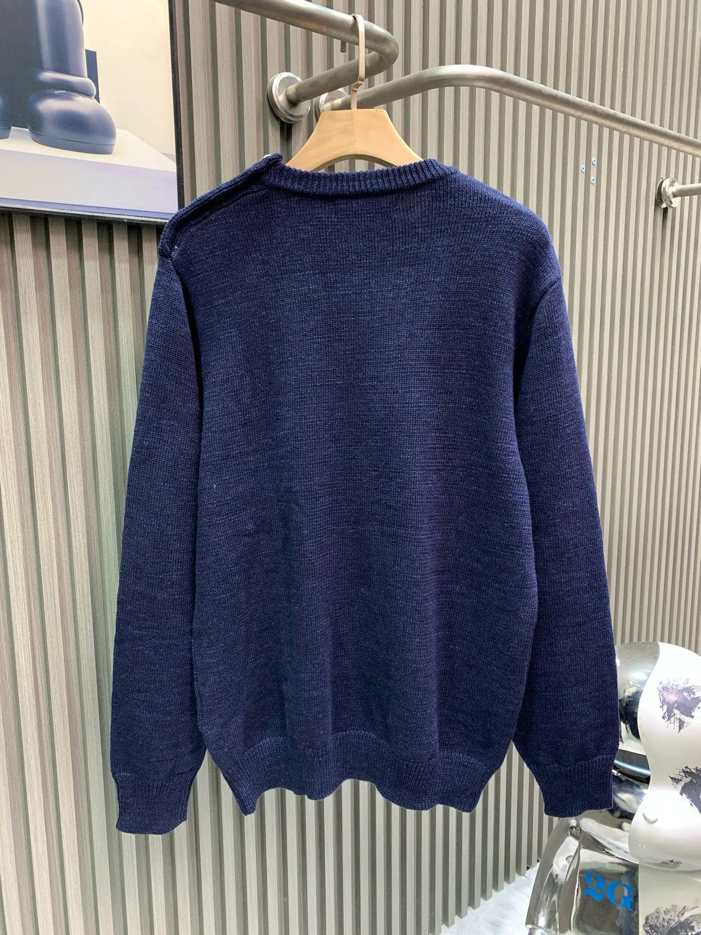 🅿️400 🀄️ Louis Vuitton Louis Vuitton 25SS Lou*s Vuitt*n new conch embroidered logo floral button round neck long-sleeved sweater 100% cotton navy blue color same style full size available for men and women in stock Process description: Use singed mercerized long-staple cotton Custom dyed yarn color similarity is as high as 95% for spinning Use 100% top-grade long-staple cotton Fully combed and tightly sewn with singeing and mercerization technology, more wrinkle-resistant and non-pilling, clear texture, non-sticky for long-term wear in summer, particularly good at absorbing sweat. The body is woven using a 7-needle computerized flat knitting machine. The embroidery is made with water-soluble cloth, with up to 3,000 lines of embroidery. Restores YB quality. Navy blue and dark colors are worn in advanced and slimming styles, showing a casual and lazy style. Customized surface accessories